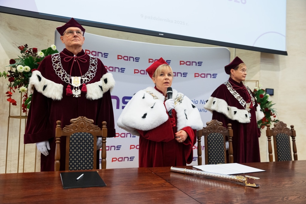 Inauguracja 2025/2026: Trzy osoby w togach akademickich podczas uroczystości.