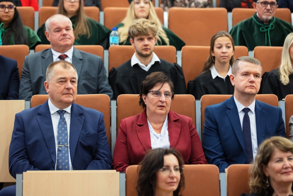 Uroczysta inauguracja roku akademickiego 2025/2026 z udziałem profesorów i studentów.