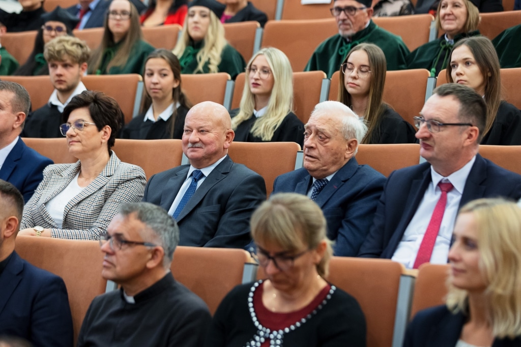 Inauguracja 2025/2026: Absolwenci i wykładowcy na uroczystości