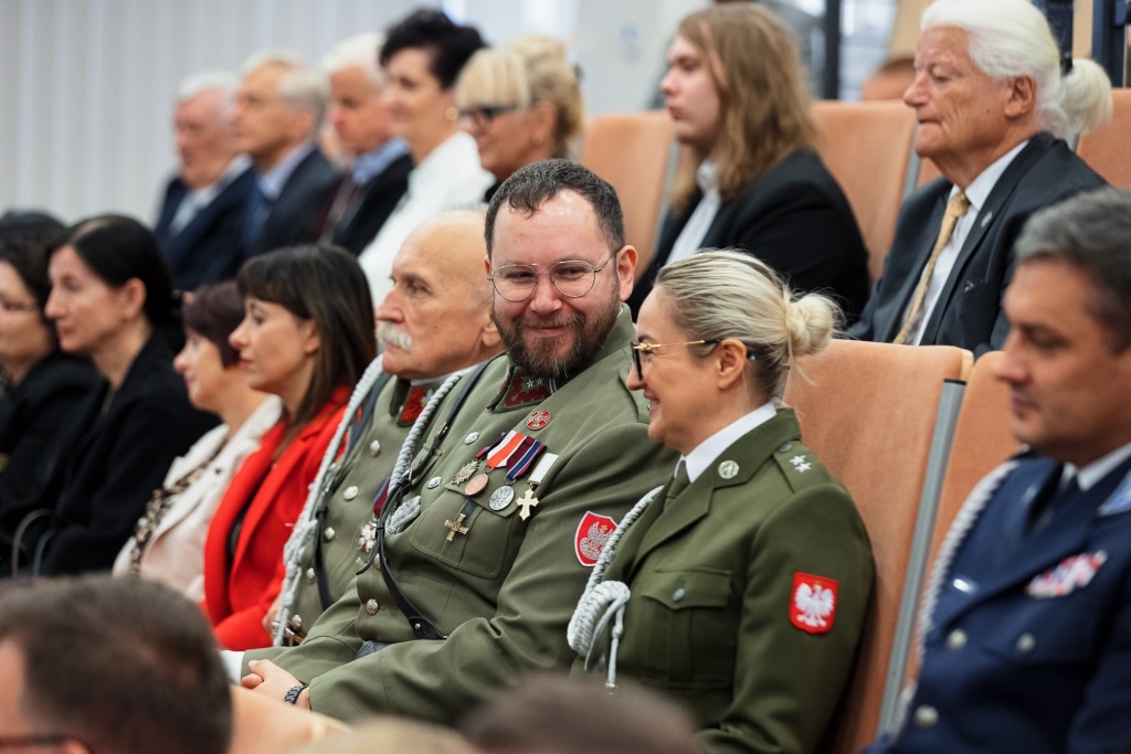 Uczestnicy inauguracji 2025/2026 w mundurach i strojach galowych
