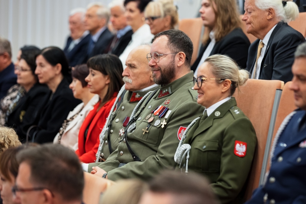 Uczestnicy inauguracji 2025/2026 w mundurach wojskowych