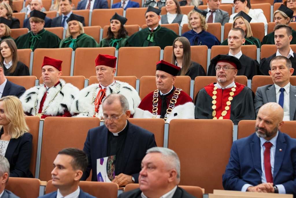 Inauguracji 2025/2026, ceremonia z urzędnikami i gośćmi w sali posiedzeń