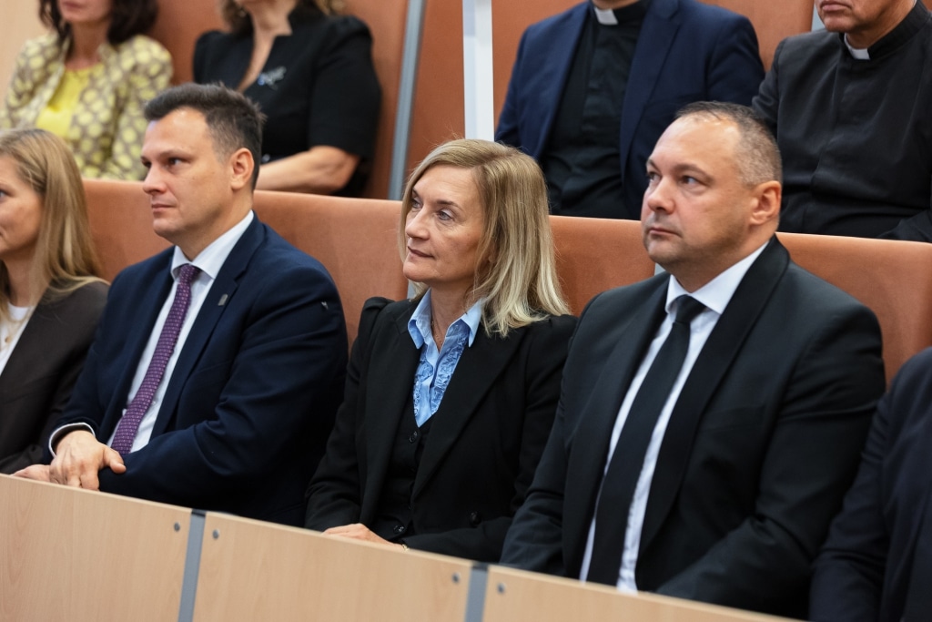 Uczestnicy Inauguracji 2025/2026 siedzą w sali.