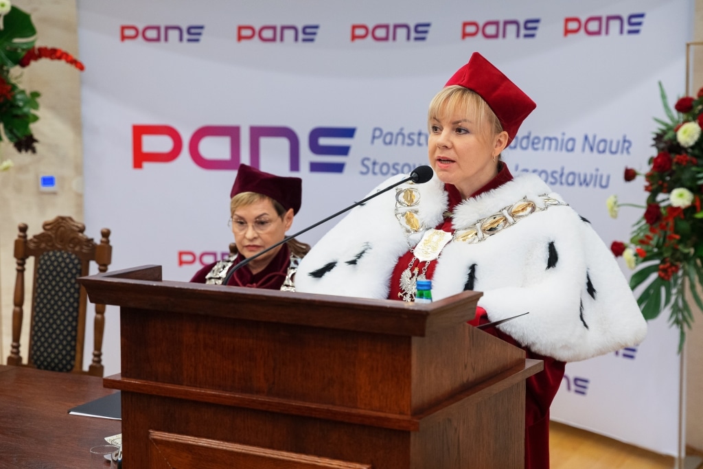 Inauguracja 2025/2026: Rektor PANS przemawia w togach akademickich