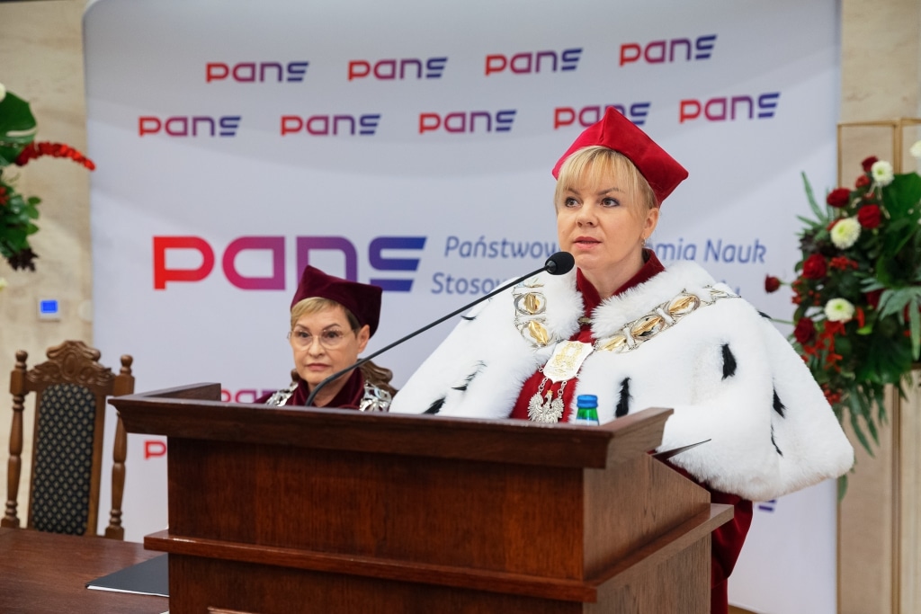 Inauguracja PANS 2025/2026: Rektor i Prorektor w togach akademickich