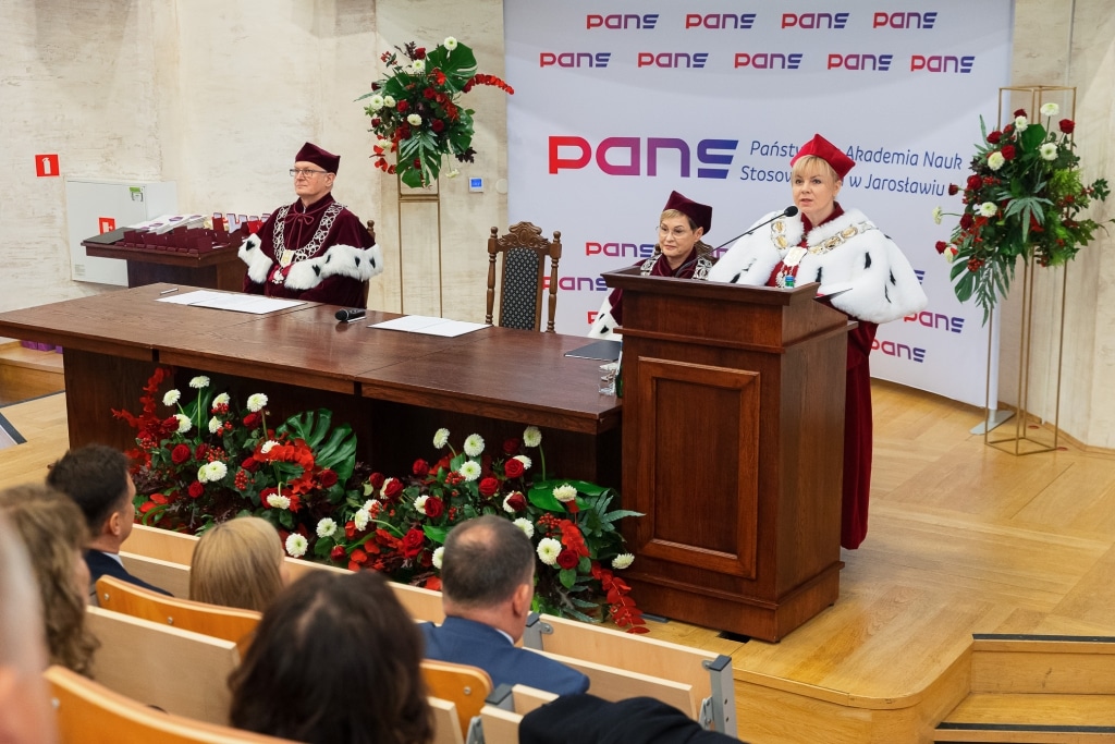 Uroczysta inauguracja roku akademickiego PANS w Jarosławiu, przemawia rektor.