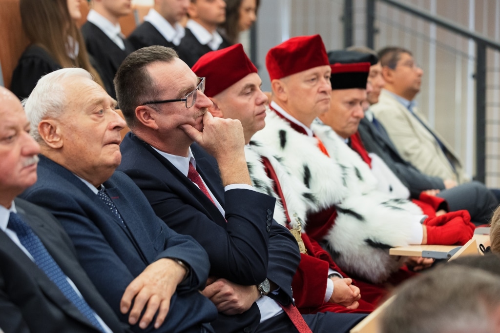 Uroczysta inauguracja roku akademickiego 2025/2026 z udziałem profesorów w togach.