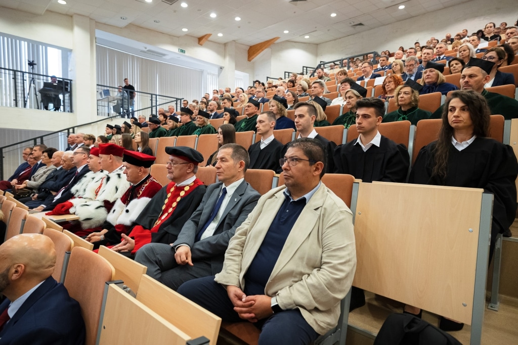 Uroczysta inauguracja roku akademickiego 2025/2026 z udziałem studentów i wykładowców.