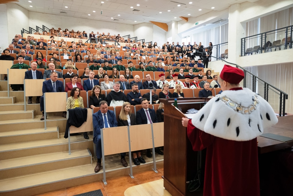 Uroczysta inauguracja roku akademickiego 2025/2026 z udziałem profesorów i studentów