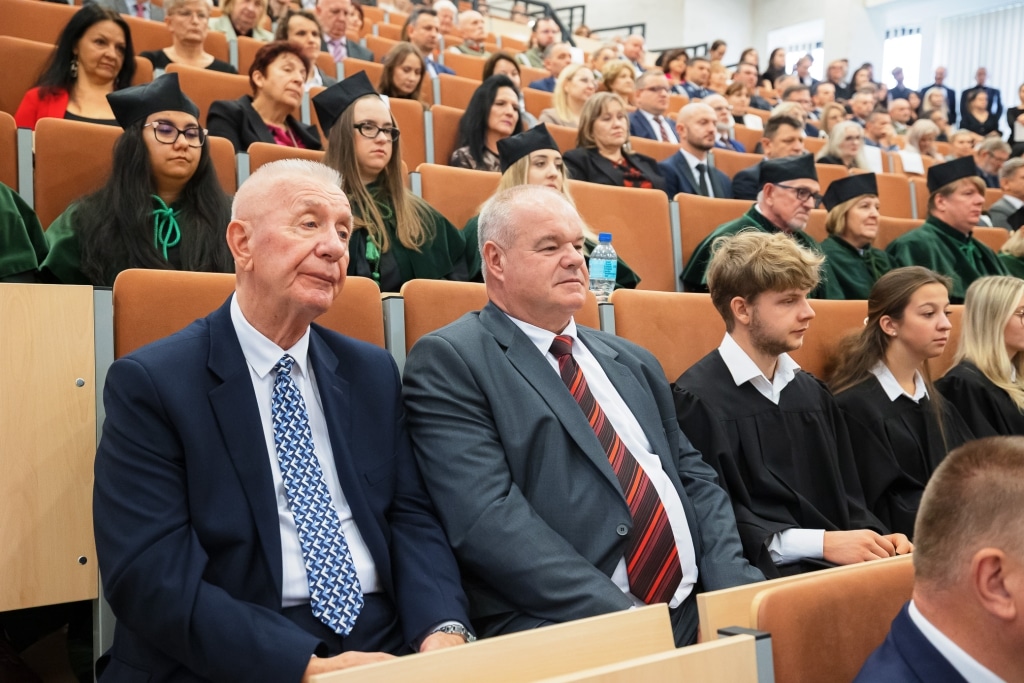 Inauguracja 2025/2026: Uroczyste wręczenie dyplomów absolwentom