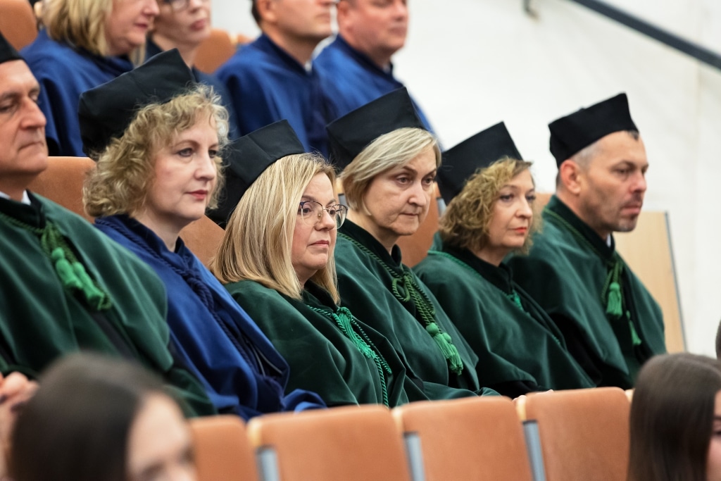 Uroczysta inauguracja roku akademickiego 2025/2026 z udziałem profesorów w togach.
