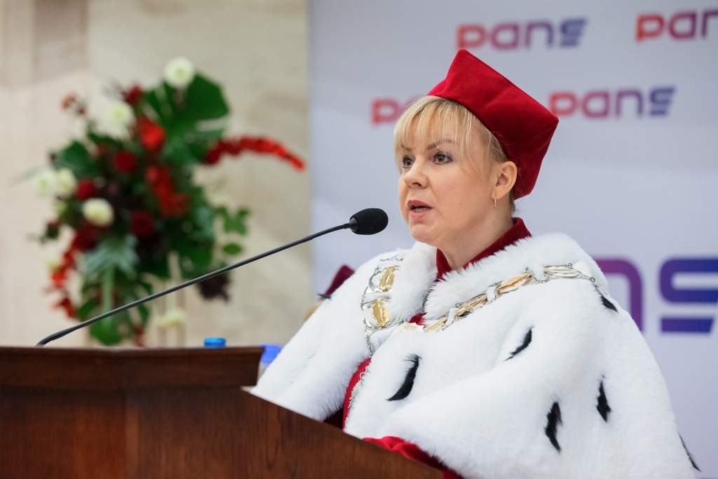 Profesor w todze akademickiej przemawia podczas Inauguracji 2025/2026