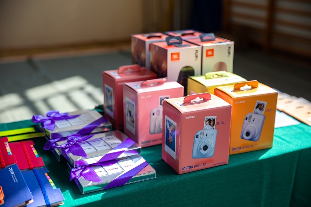 Pudełka aparatów Fujifilm Instax Mini 12 na Dzień Otwarty 2025