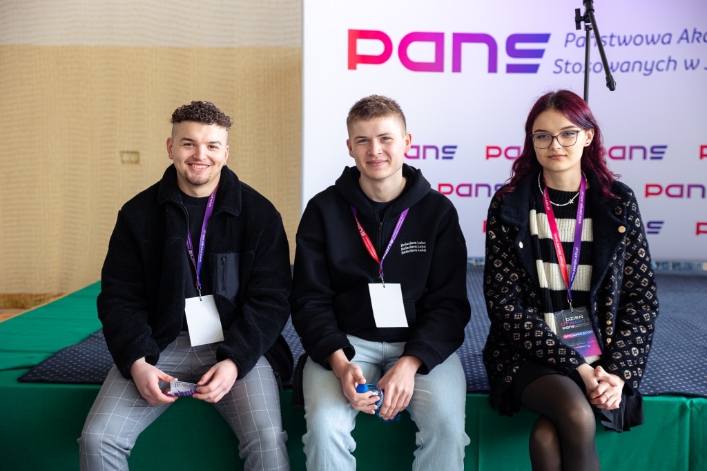 Trzy osoby siedzą na scenie podczas Dnia Otwartego PANS 2025