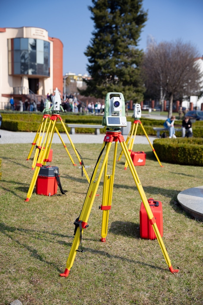 Total station Leica na statywie podczas Dnia Otwartego 2025
