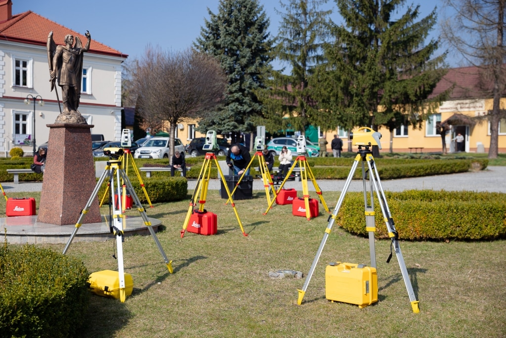 Sprzęt geodezyjny Leica na Dzień Otwarty 2025 przed budynkiem