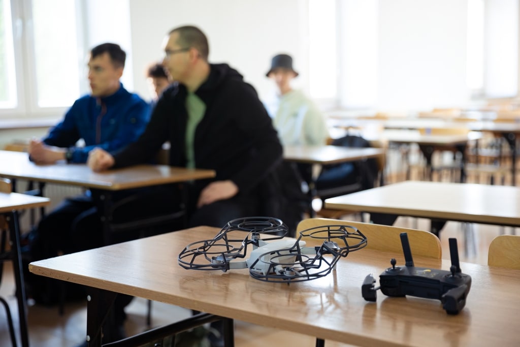 Dzień Otwarty 2025: dron i kontroler na stole w sali lekcyjnej