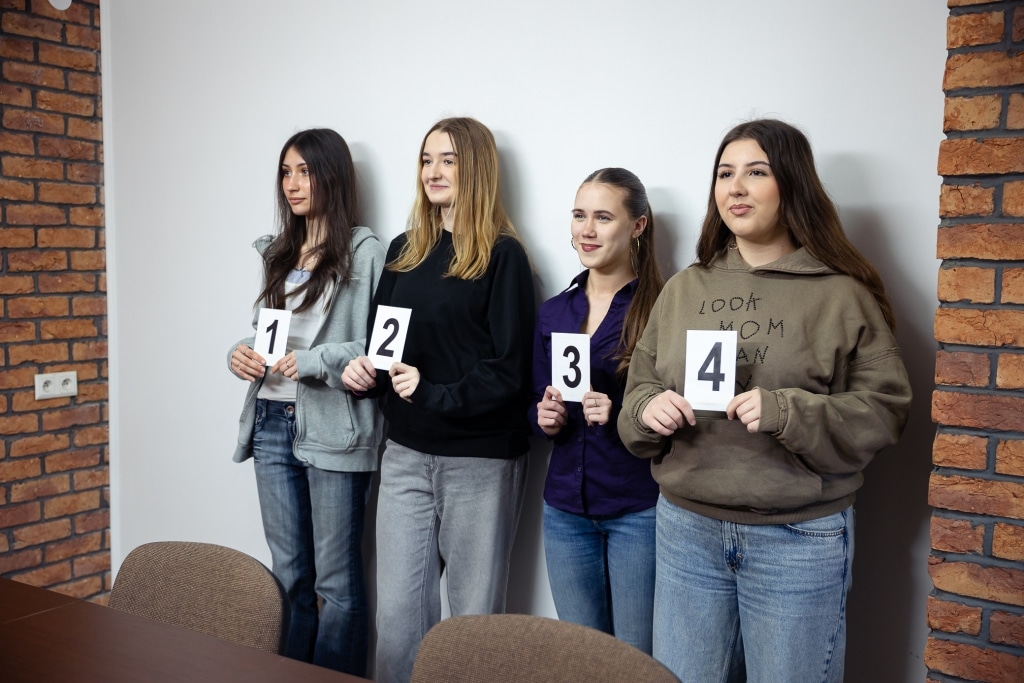 Cztery młode kobiety z numerami 1, 2, 3, 4 na Dniu Otwartym 2025