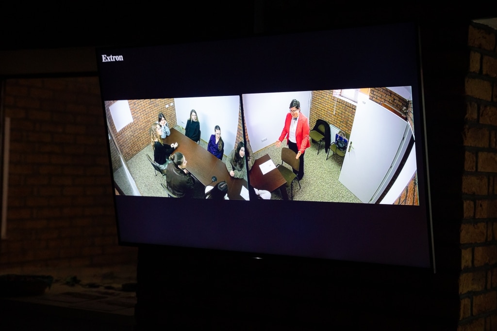 Dzień Otwarty 2025: Sala przesłuchań z monitorami pokazującymi ludzi