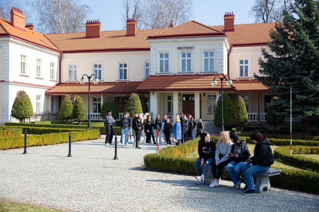 Grupa studentów przed budynkiem Rektoratu podczas Dnia Otwartego 2025