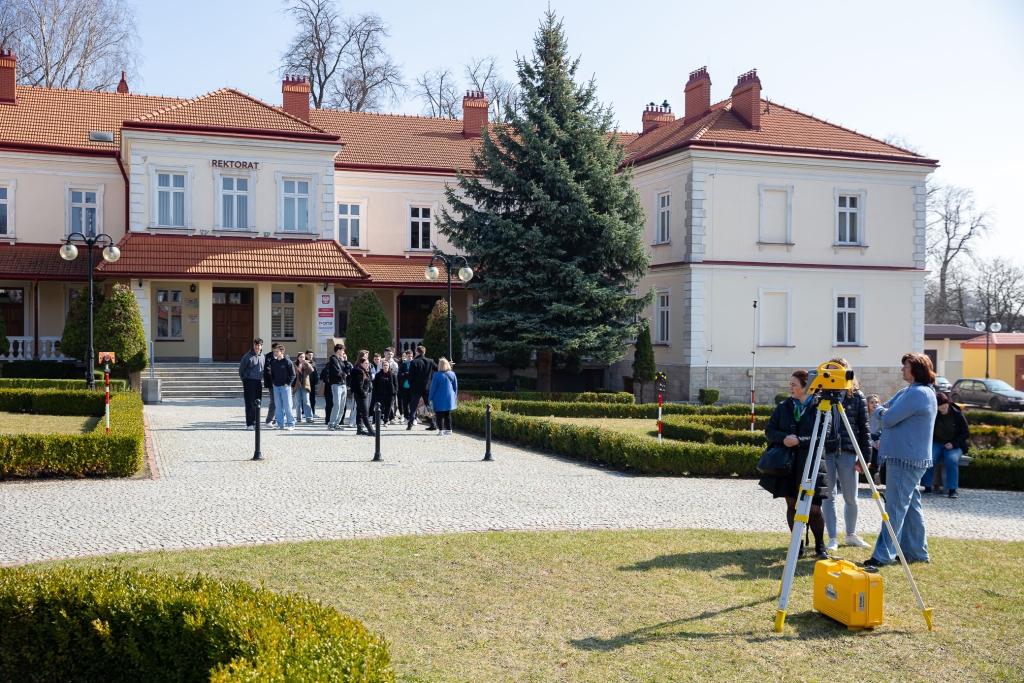 Dzień Otwarty 2025: Studenci i pracownicy przed budynkiem rektoratu