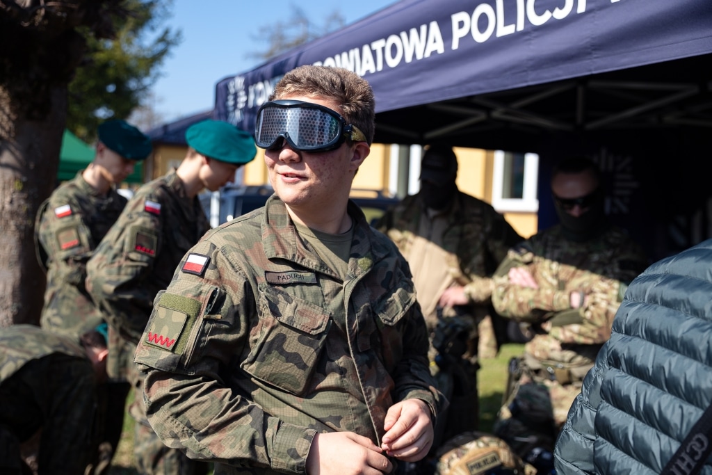 Młody mężczyzna w goglach ochronnych na Dniu Otwartym 2025