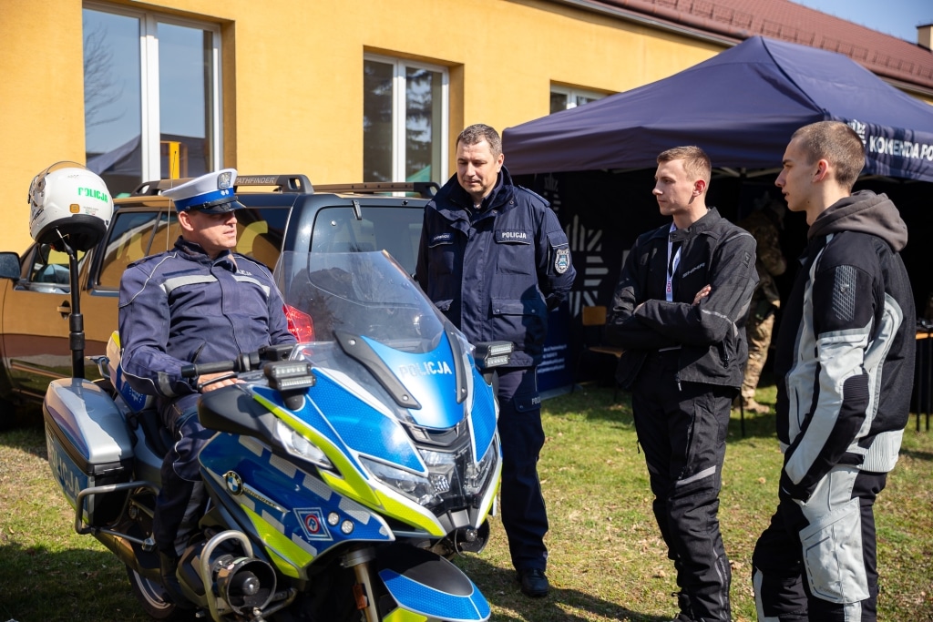 Policjanci w mundurach przy motocyklu policyjnym podczas Dnia Otwartego 2025
