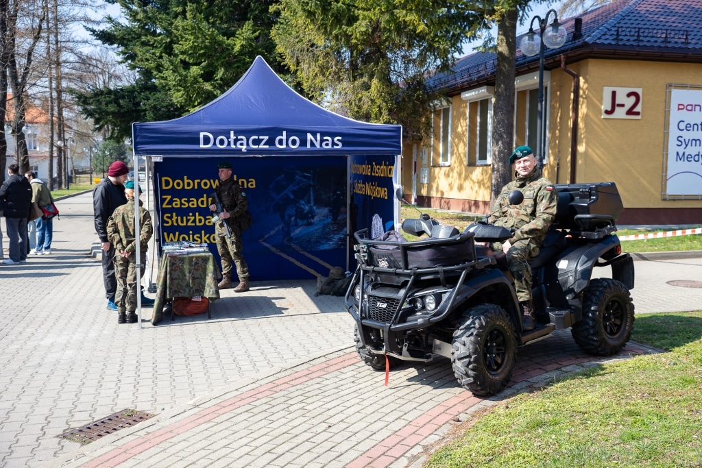 Żołnierz na quadzie przed namiotem "Dołącz do Nas" na Dniu Otwartym.