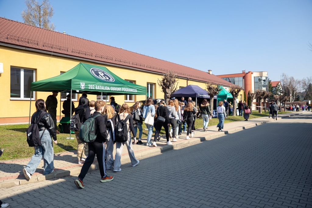 Uczniowie czekają w kolejce przed budynkiem podczas Dnia Otwartego 2025