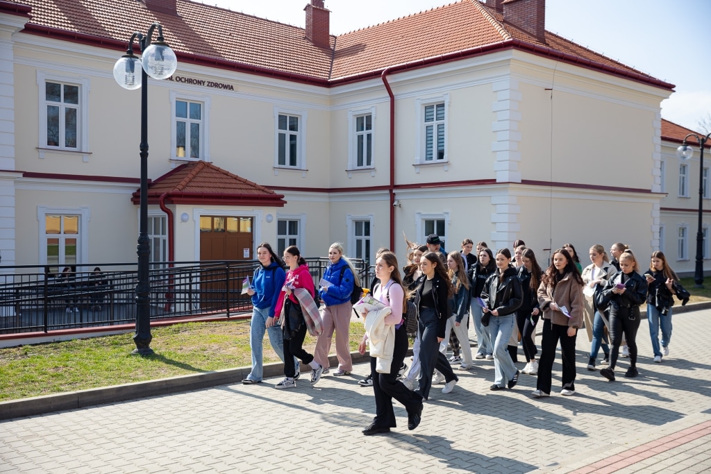 Grupa studentów wychodzi z budynku na Dzień Otwarty 2025