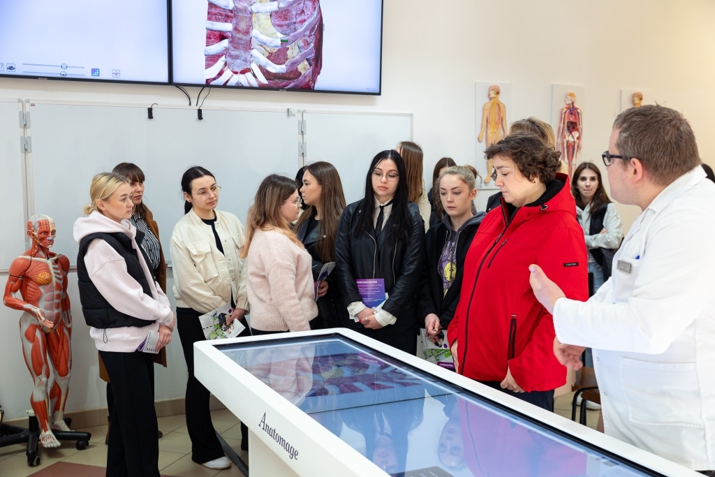 Zespół lekarzy pokazuje anatomiczne modele podczas Dnia Otwartego 2025