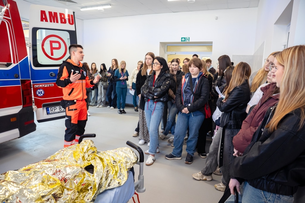 Ratownik medyczny prezentuje symulację wypadku grupie studentów podczas Dnia Otwartego 2025.