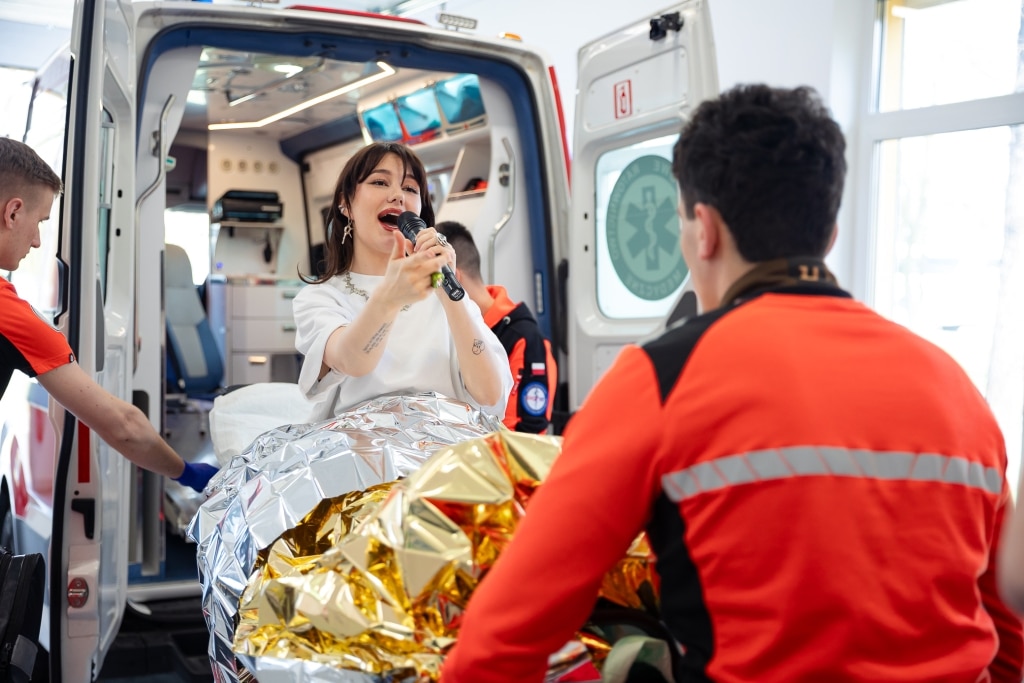 Otwarty Dzień 2025: Raperka z mikrofonem przy ambulansie, ratownicy medyczni