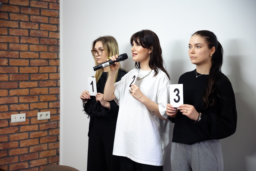Trzy kobiety z numerami 1, 2, 3 podczas Dnia Otwartego 2025