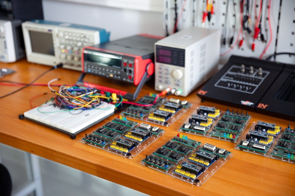 Elektronika na Dzień Otwarty 2025: płytki drukowane, oscyloskop, zasilacz.