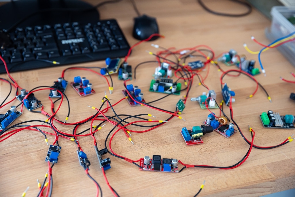 Elektronika i kable na biurku podczas Dnia Otwartego 2025
