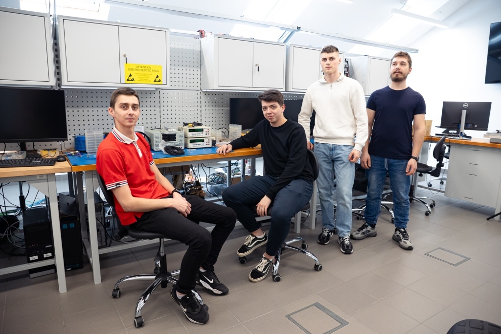 Grupa młodych mężczyzn na Dniu Otwartym 2025 w laboratorium
