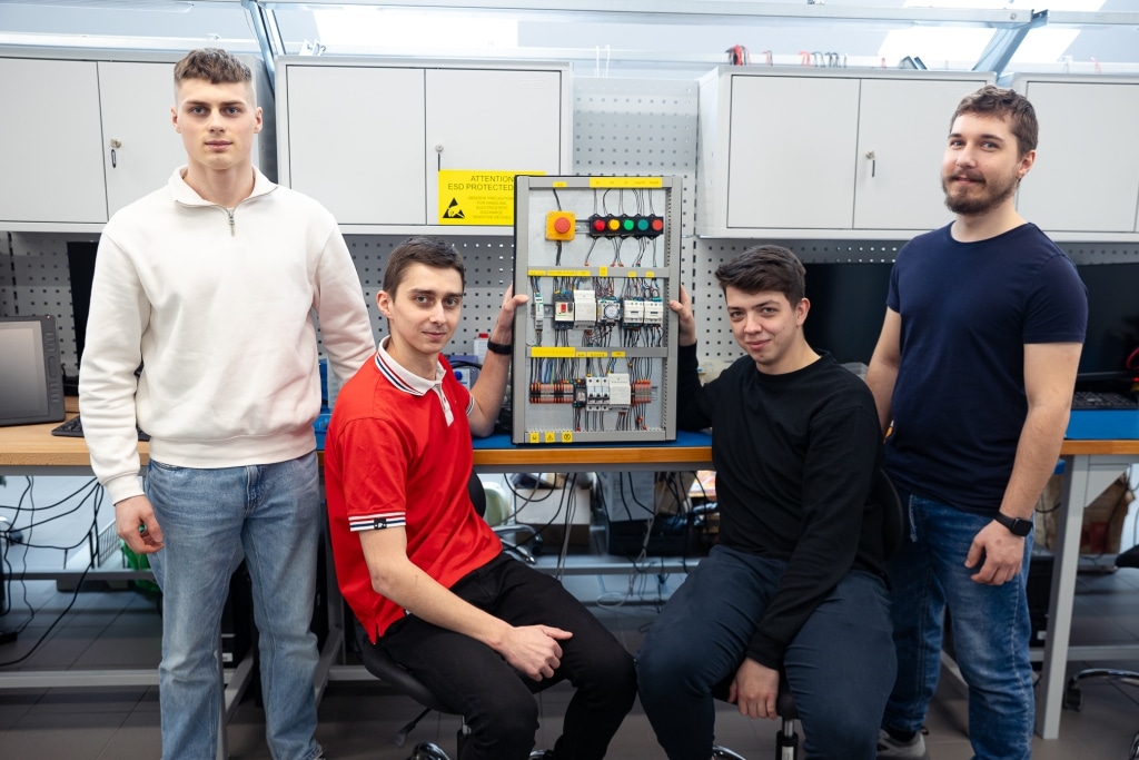 Studenci prezentują panel sterowania na Dniu Otwartym 2025.