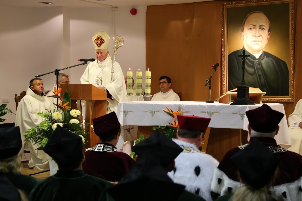 Inauguracja roku akademickiego: biskup błogosławi zebranych