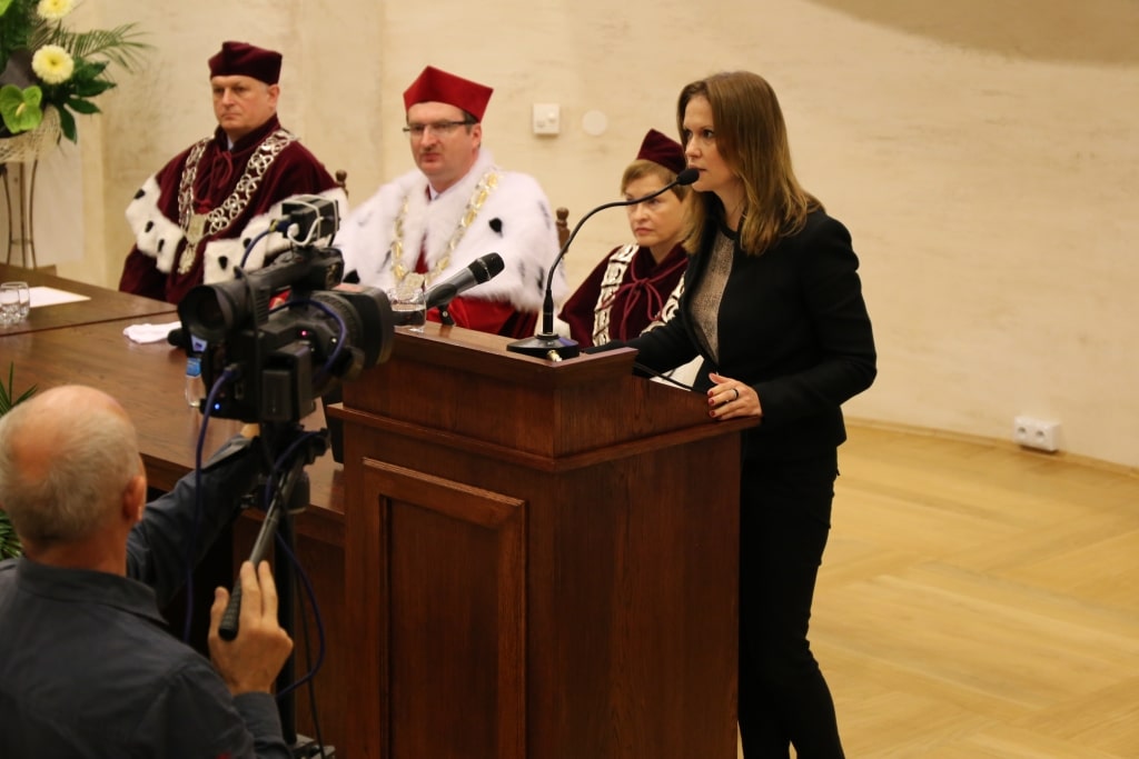 Inauguracja roku akademickiego 2016/2017: przemówienie przy mównicy.