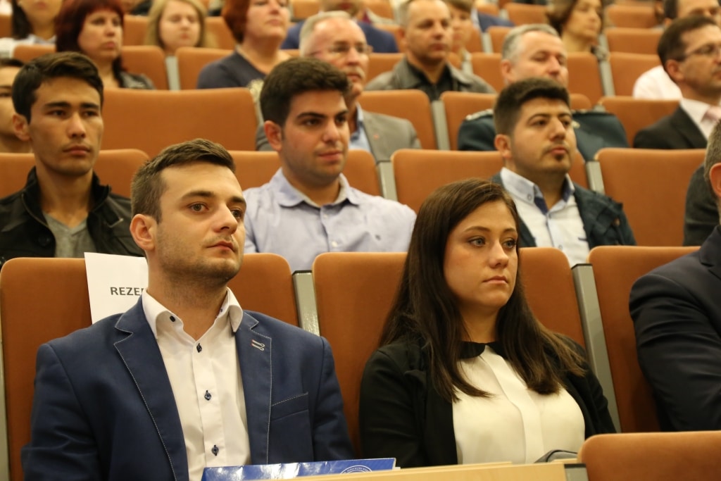 Uczestnicy inauguracji roku akademickiego 2016/2017 w sali wykładowej.