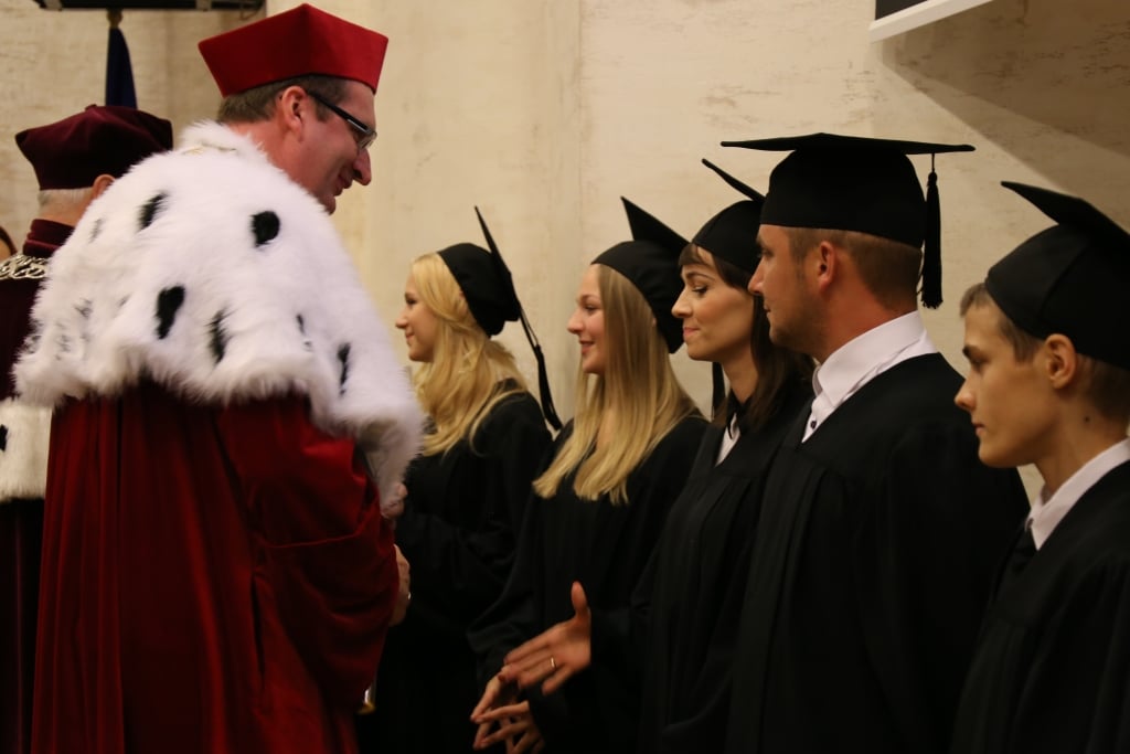 Inauguracja roku 2016/2017: profesor w todze wita absolwentów w biretach