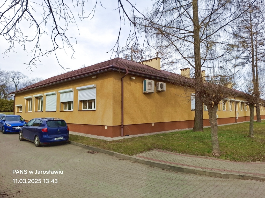 Budynek PANS w Jarosławiu z oknami i klimatyzacjami.