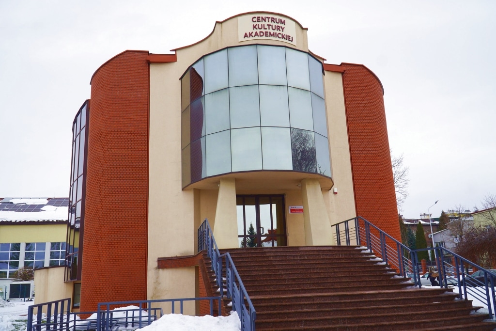 Centrum Kultury Akademickiej na kampusie PANS w zimowy dzień.