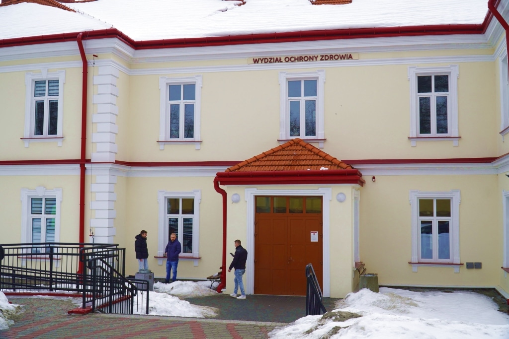 Kampus PANS: Wydział Ochrony Zdrowia w zimowej scenerii.