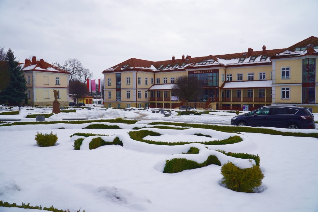 Kampus PANS: budynek biblioteki i zimowy ogród
