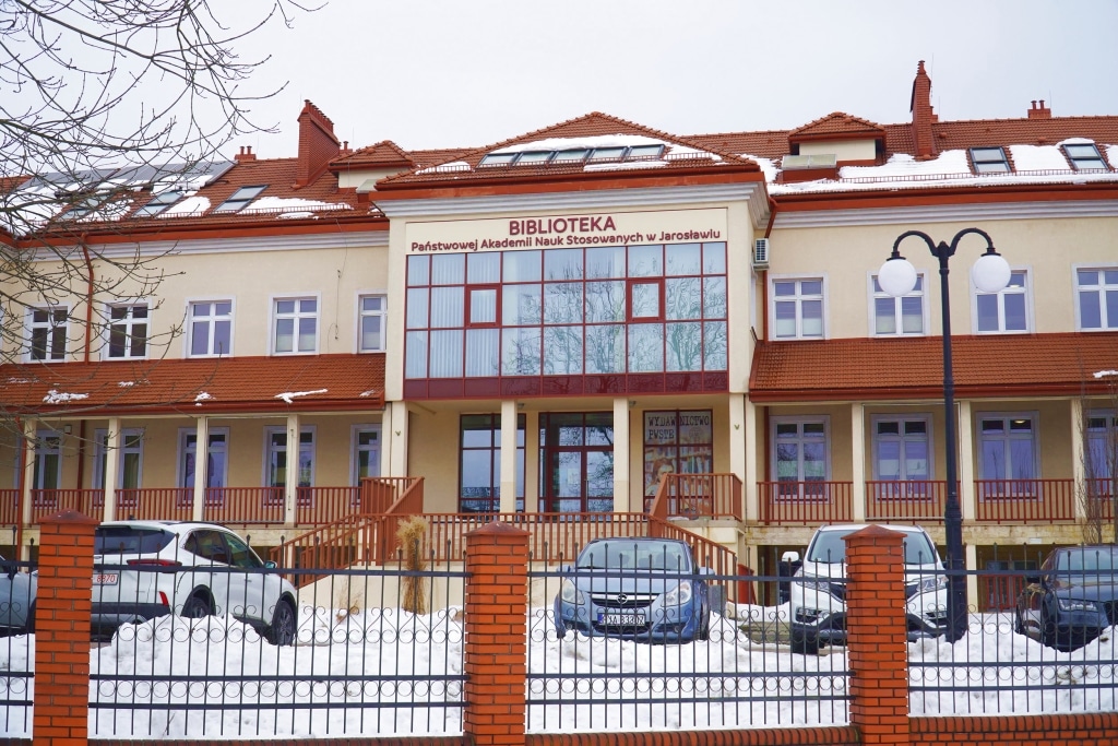 Biblioteka Państwowej Akademii Nauk Stosowanych w Jarosławiu, kampus PANS zimą.