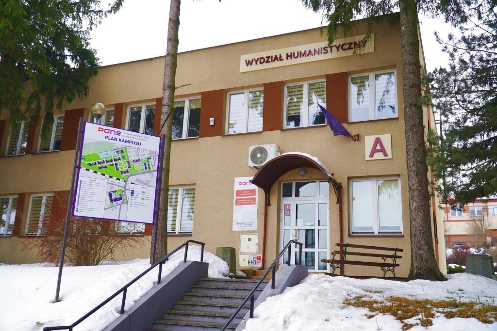 Budynek Wydziału Humanistycznego PANS z mapą kampusu.