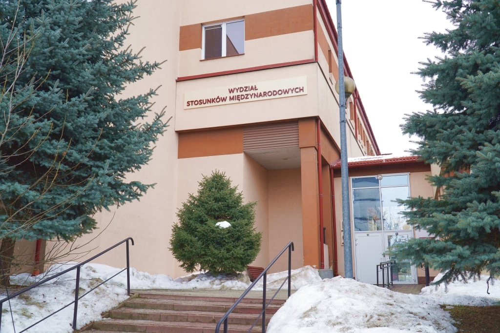 Budynek Wydziału Stosunków Międzynarodowych PANS w zimowej scenerii