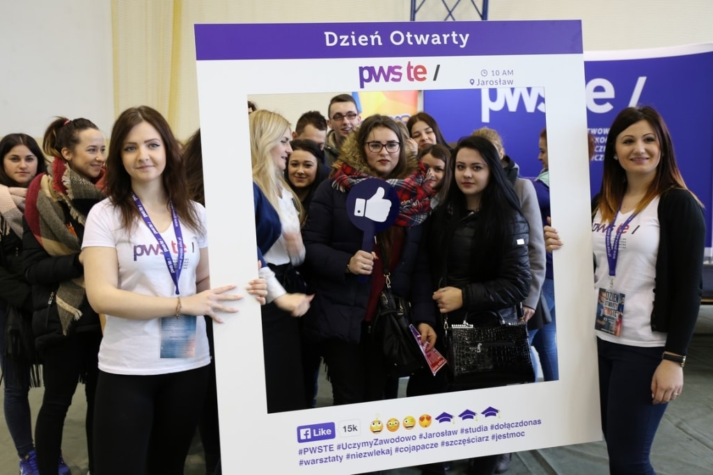 Uczestnicy Dnia Otwartego PWSZ w Jarosławiu pozują do zdjęcia w ramce.
